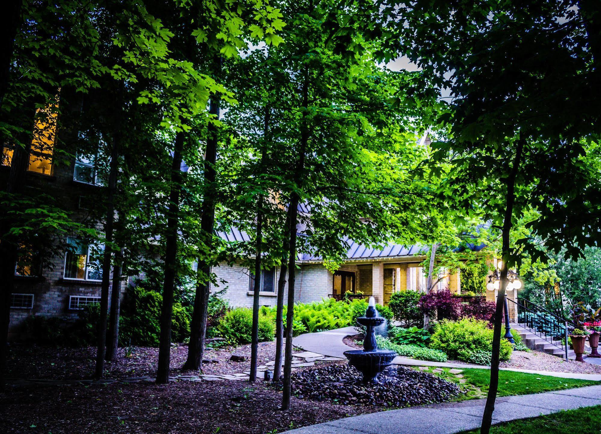Hotel Elm Hurst &