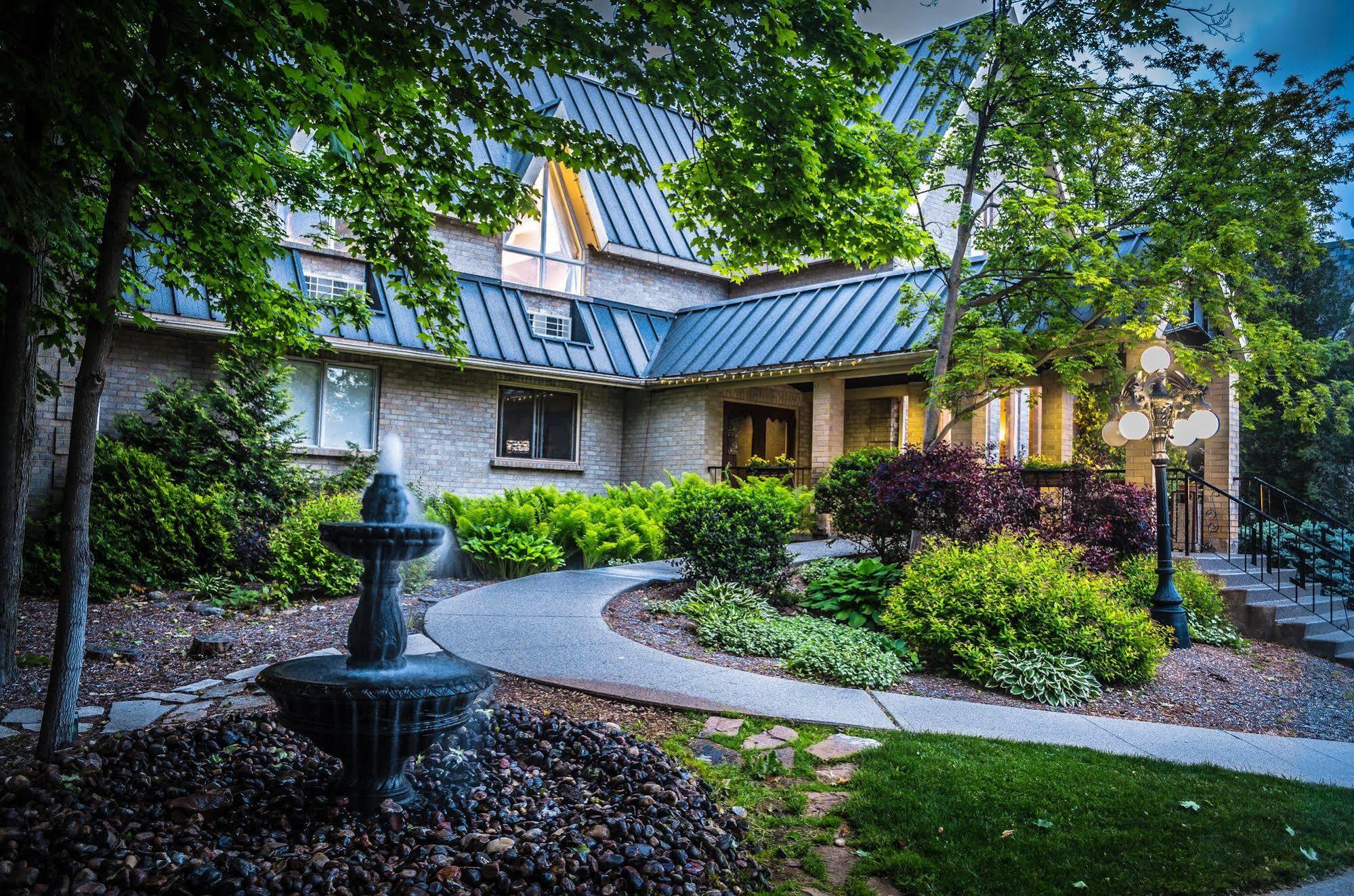 Hotel Elm Hurst & 3*